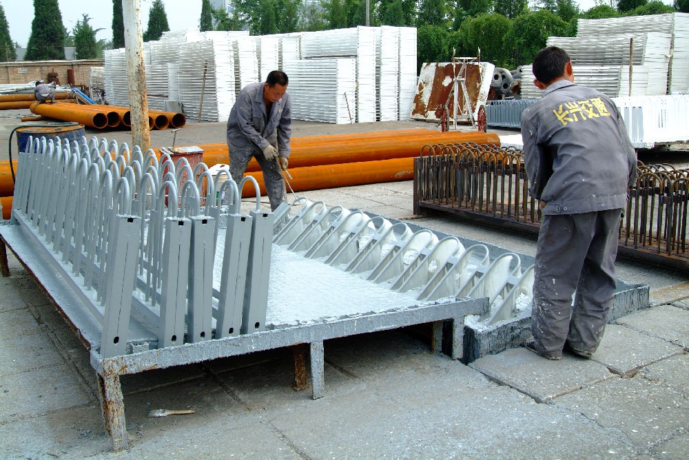 金屬護欄的守護神：防銹漆的選擇與應用