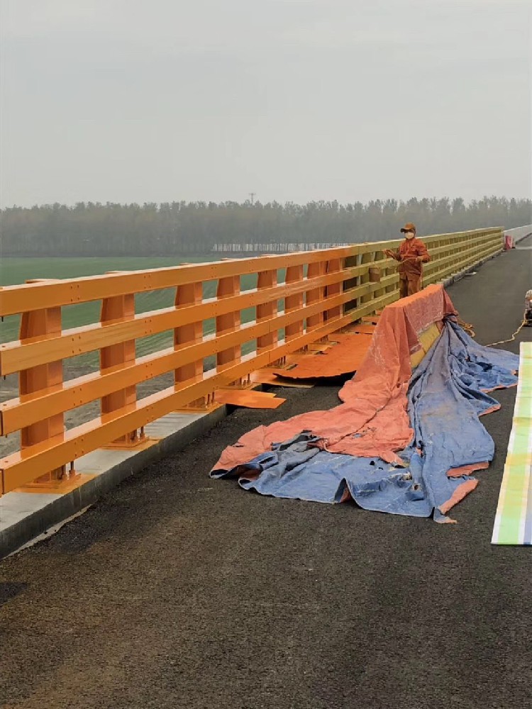 金屬護欄煥發光彩，晨虹醇酸工業高光磁漆守護安全美學